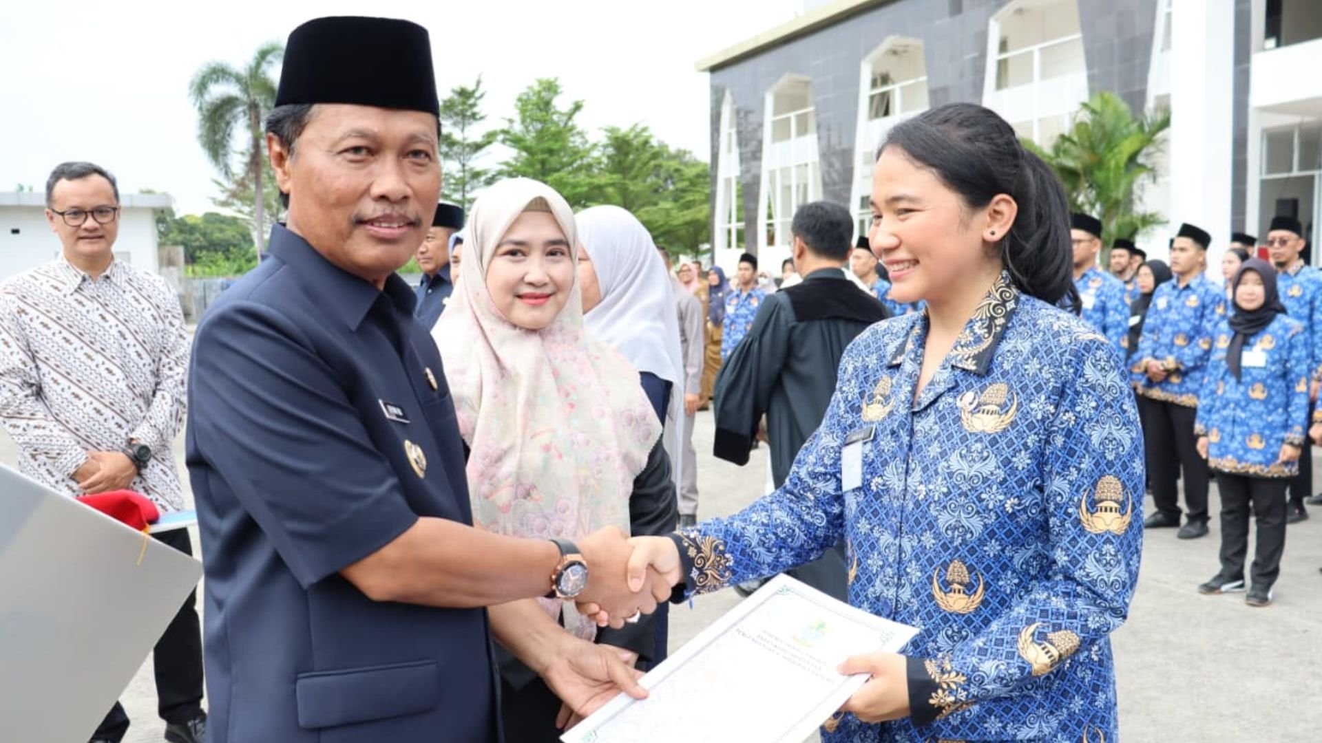 Serahkan SK Pengangkatan, Wali Kota Dorong ASN Tingkatkan Dedikasi dan Efisiensi Pelayanan