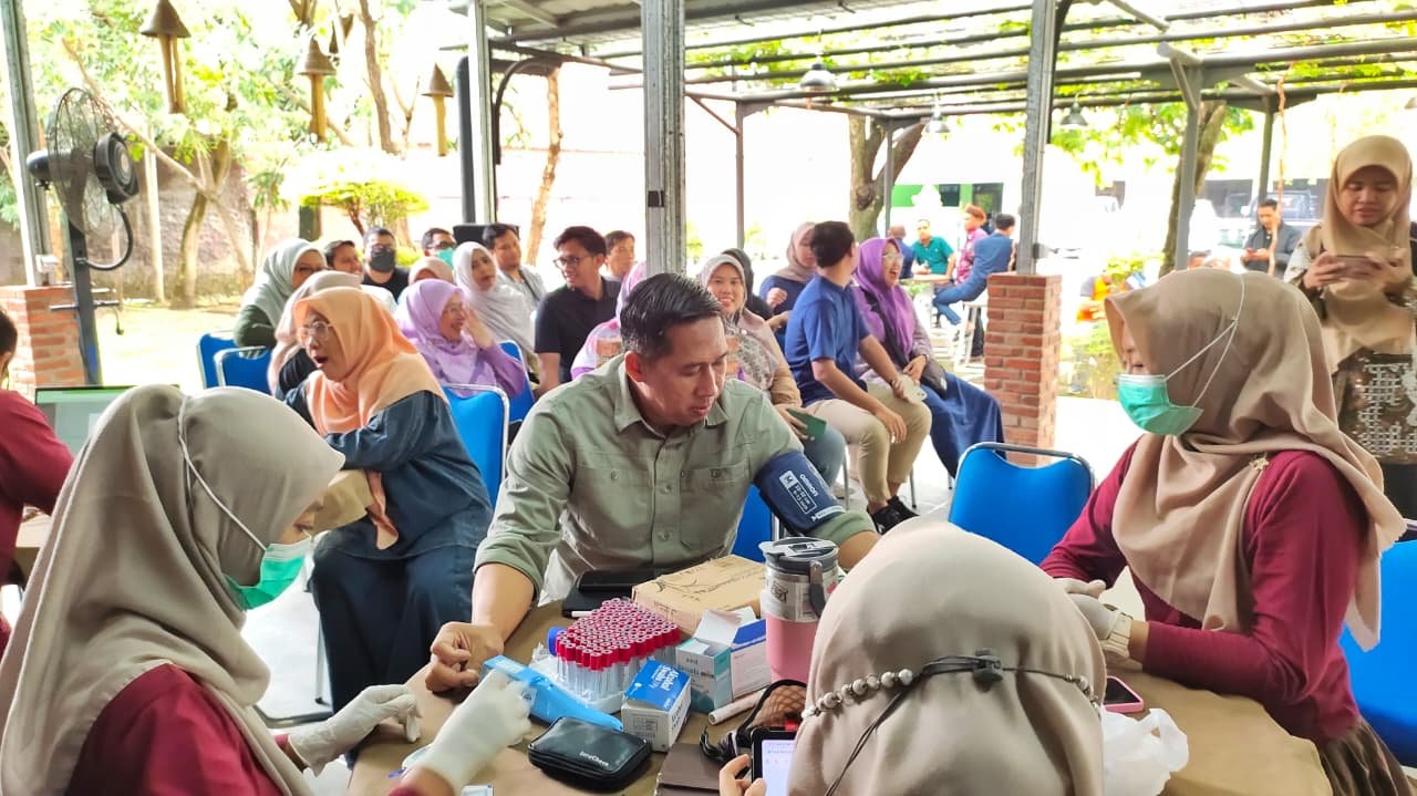 Dorong Deteksi Dini Penyakit, Pegawai DKIS Kota Cirebon Ikuti Cek Kesehatan Gratis
