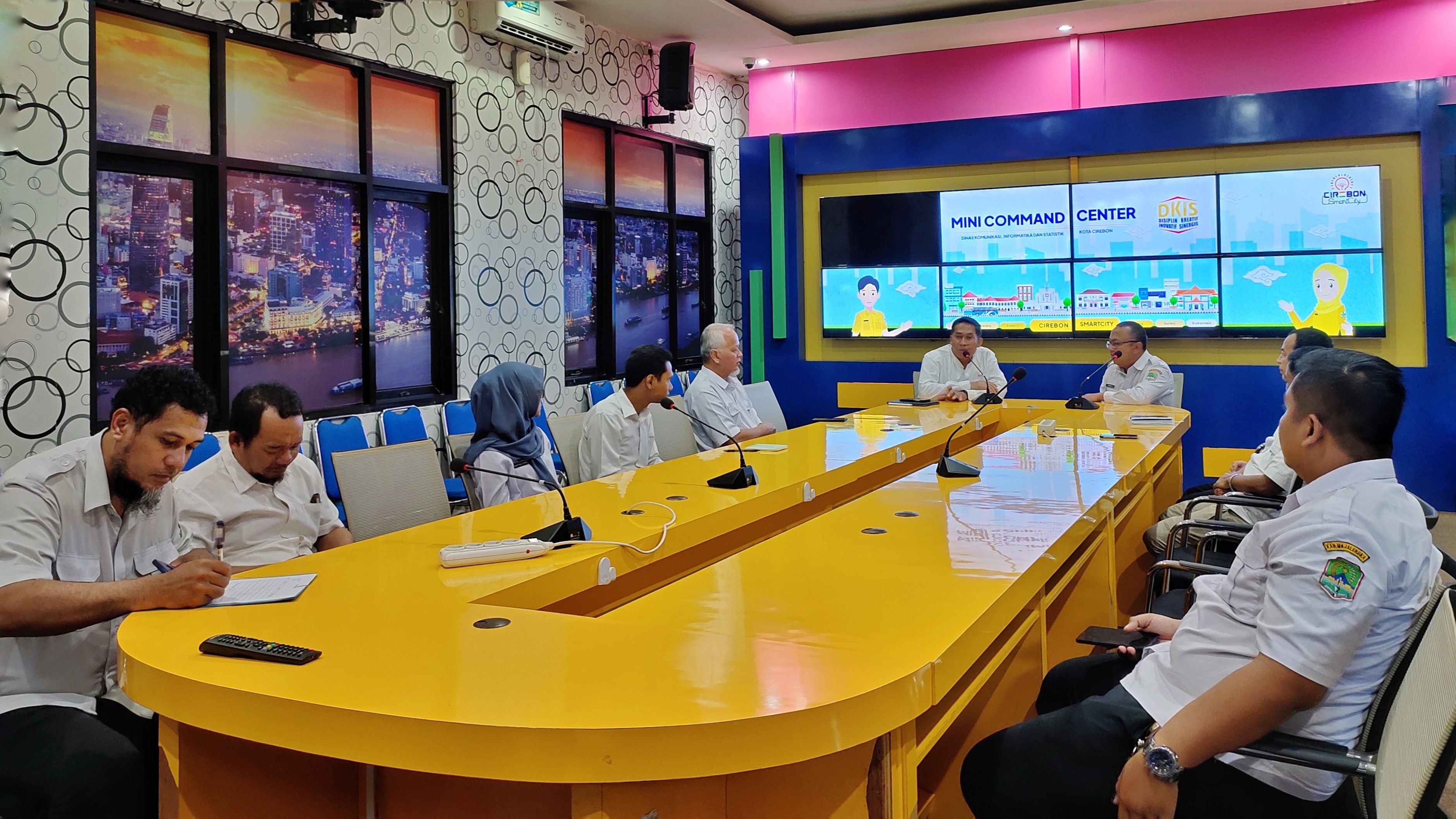 Diskominfo Majalengka Studi Banding Penataan Jaringan Fiber Optik ke DKIS Kota Cirebon