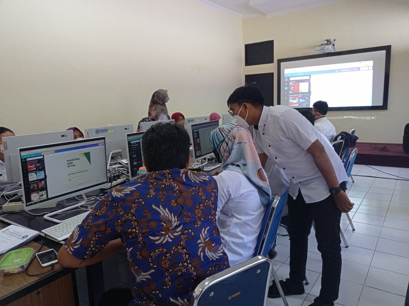 PELATIHAN DESAIN GRAFIS PADA GURU SMPN 6 dan SMPN 18 KOTA CIREBON