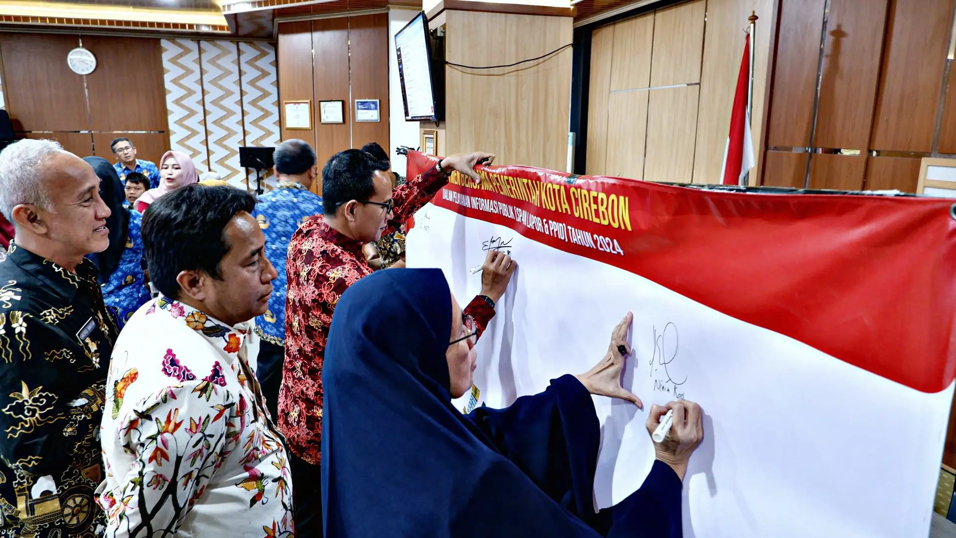 Tingkatkan Pelayanan Informasi Publik, Pemerintah Kota Cirebon Lakukan Penandatanganan Komitmen Bersama