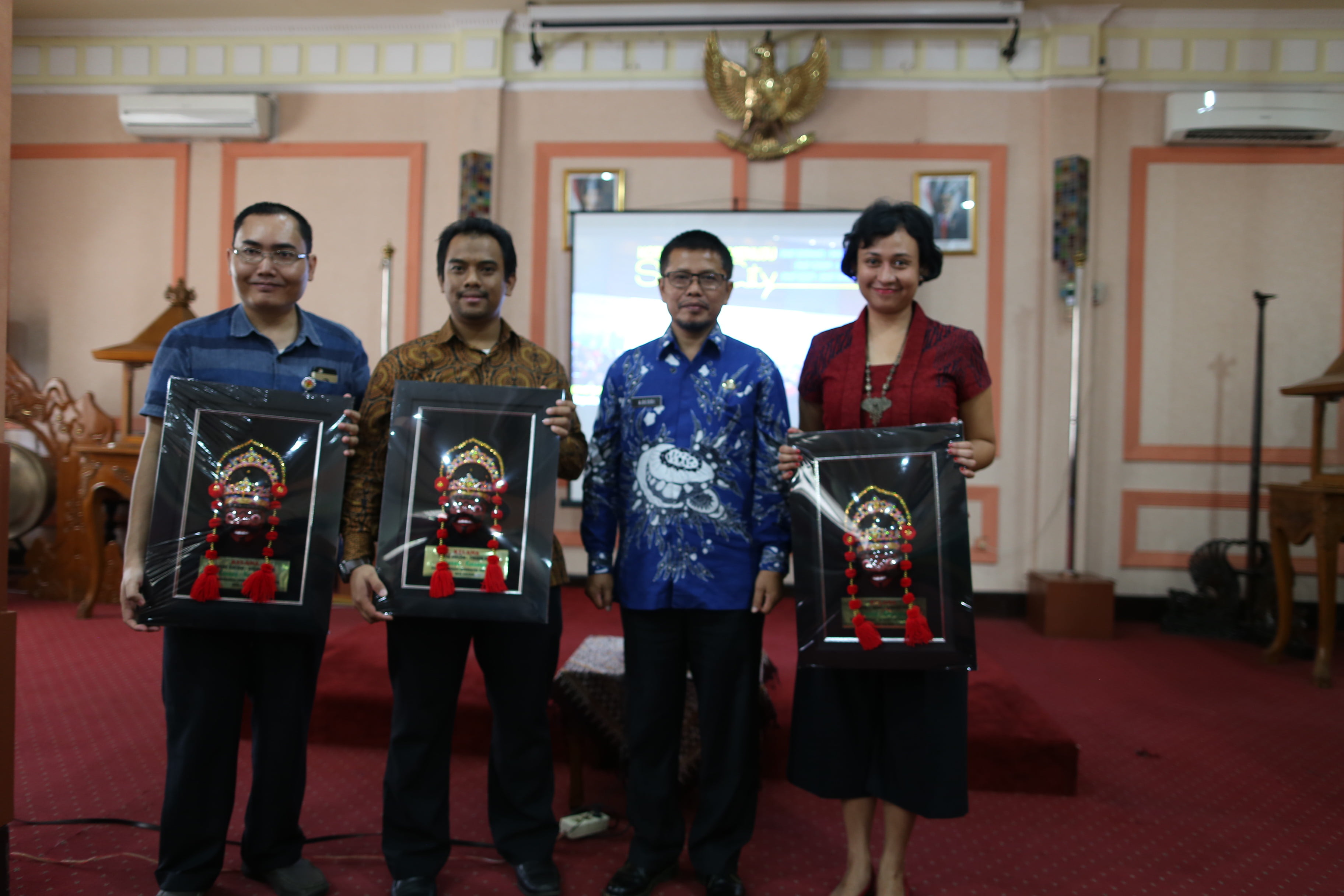 FINAL REVIEW MASTER PLAN SMART CITY KOTA CIREBON, STAKEHOLDERS LAKUKAN PENANDATANGAN SEBAGAI KOMITMEN BERSAMA PELAKSANAAN SMART CITY.
