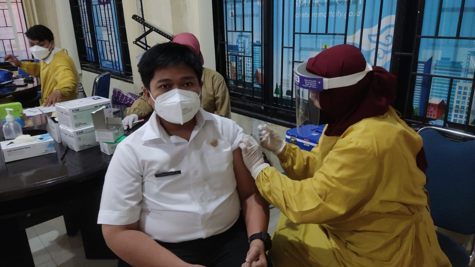 Pelaksanaan Vaksin ke 3 Booster di Lingkungan DKIS Kota Cirebon