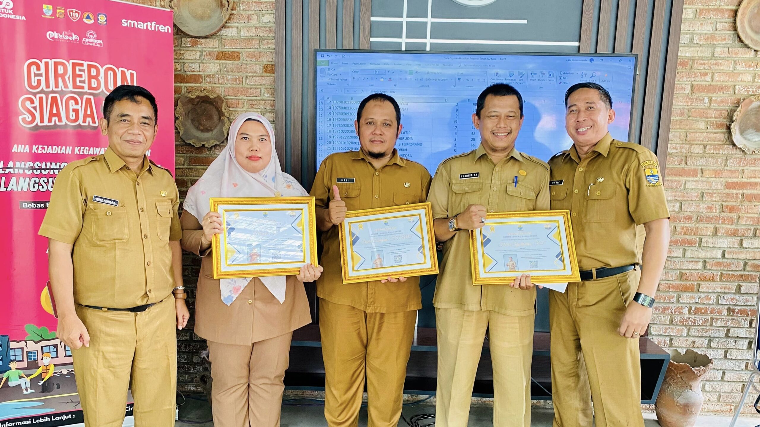 DKIS Kota Cirebon Sosialisasikan Perwal Nomor 28 Tahun 2024 dan Berikan Penghargaan untuk Pegawai Berprestasi
