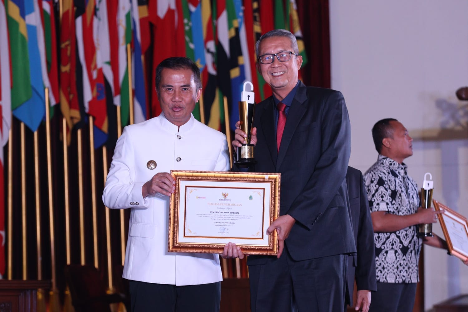 Pemkot Cirebon Raih Penghargaan Kategori Kota Informatif di Anugerah Keterbukaan Informasi Publik 2024