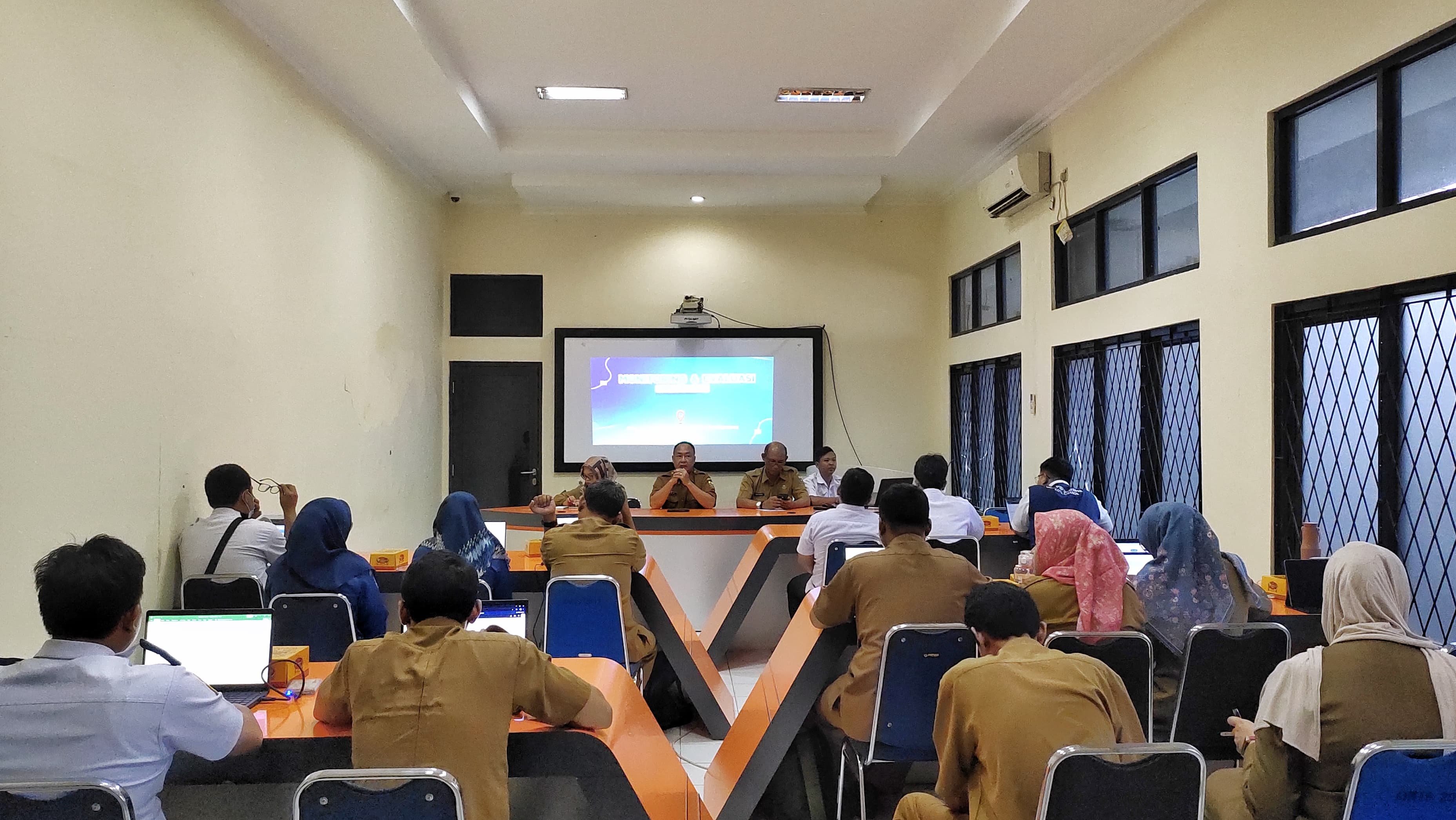 DKIS Kota Cirebon Gencarkan Pemanfaatan Email Sanapati Lewat Bimtek dan Monev 2025