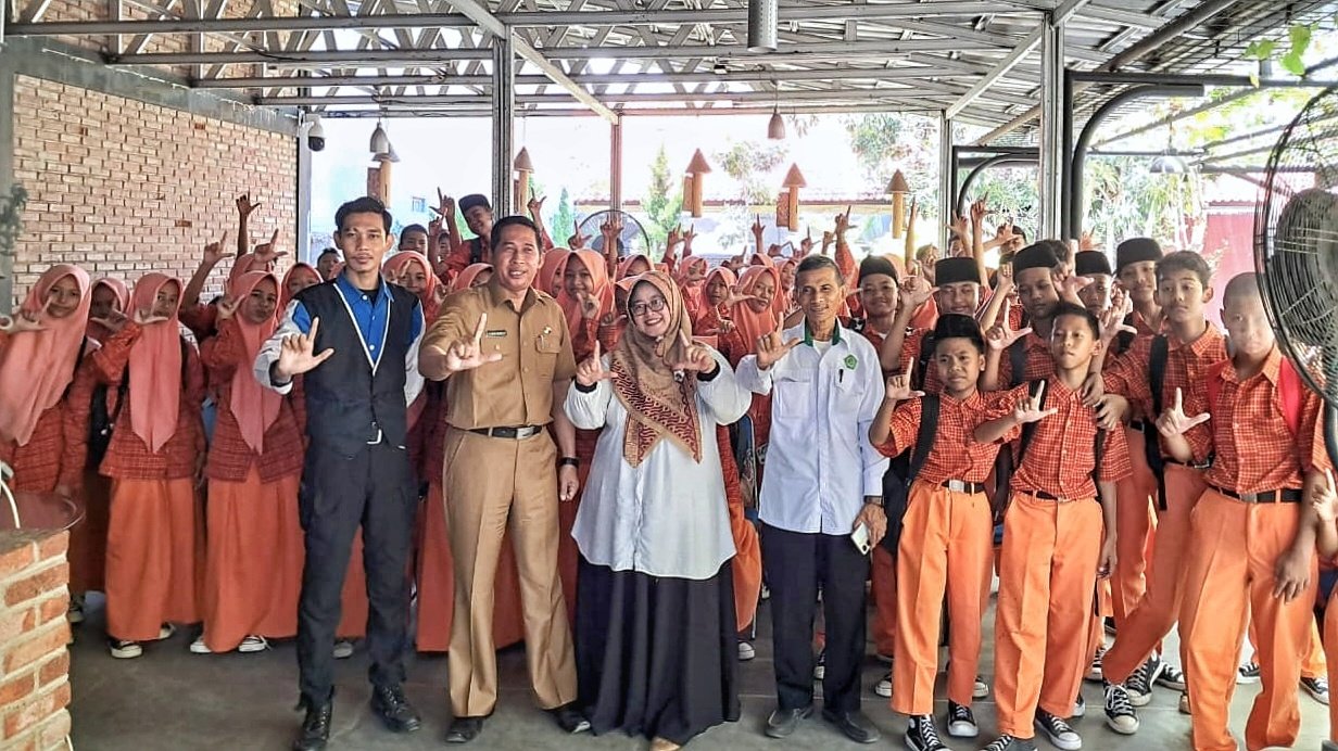 MTsN 4 Cirebon Kunjungi DKIS, Pelajar Antusias Belajar Literasi Digital dan Etika Bermedia