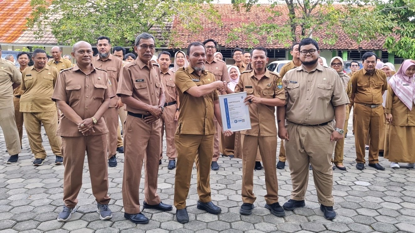 Penyerahan Sertifikat ISO/IEC 27001:2022 Tandai Konsistensi DKIS Kota Cirebon dalam Menjaga Keamanan Informasi