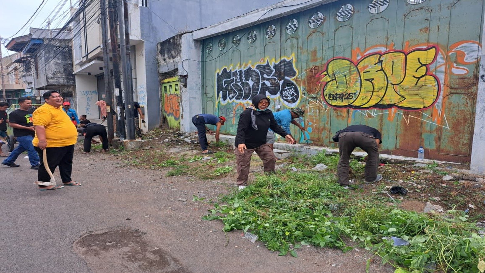 Kelurahan Pekalipan Gelar Kegiatan Jumat Bersih Bersama Masyarakat di Tiga RW
