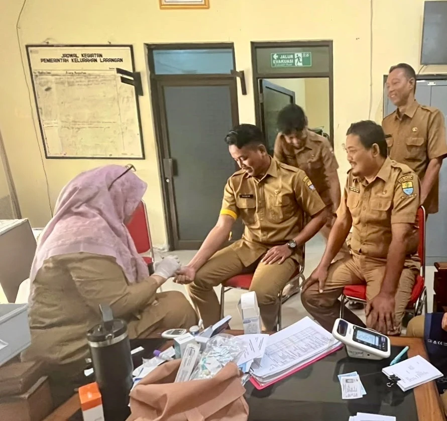 Wujudkan Pegawai Sehat dan Produktif melalui Cek Kesehatan Gratis di Kelurahan Larangan